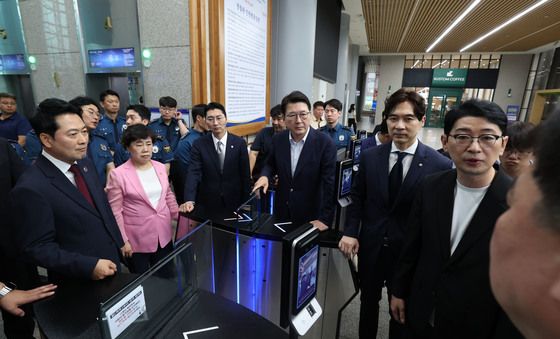 경찰과 대치하는 국민의힘 의원들