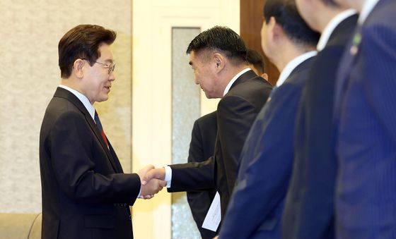이재명 대통령, 몽골 국회의장과 악수