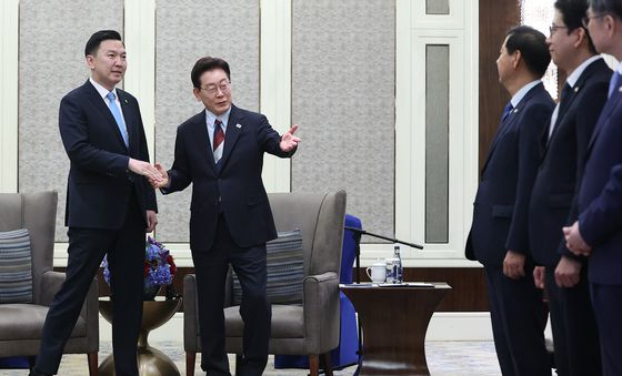 한국측 인사 소개하는 이재명 대통령