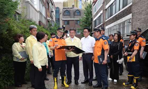 은평구 갈현동 화재 현장 브리핑 듣는 행안장관