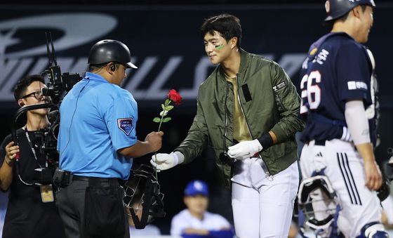 심판에게 장미꽃 선물하는 KIA 박종혁