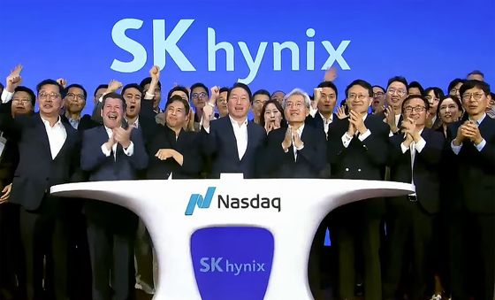 SK하이닉스 나스닥 상장, 최태원 회장 '주먹 불끈'