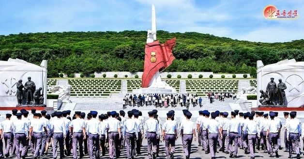 北, 평양 조국해방전쟁참전열사묘 찾은 청년·대학생들