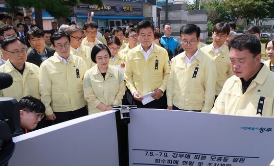 청주 호우피해 현장 찾은 한성숙 총리