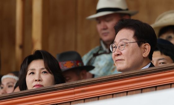 몽골 나담축제 공연 관람하는 이재명 대통령 부부