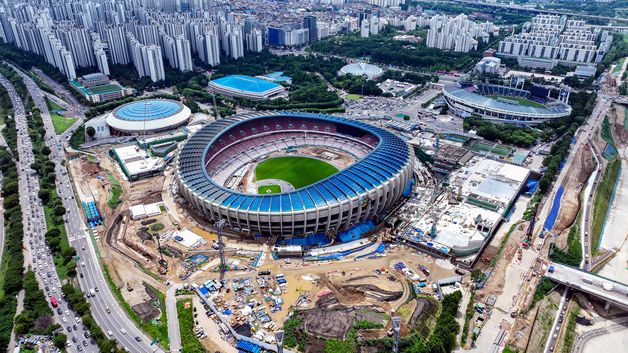 리모델링 공사가 한창인 잠실올림픽주경기장