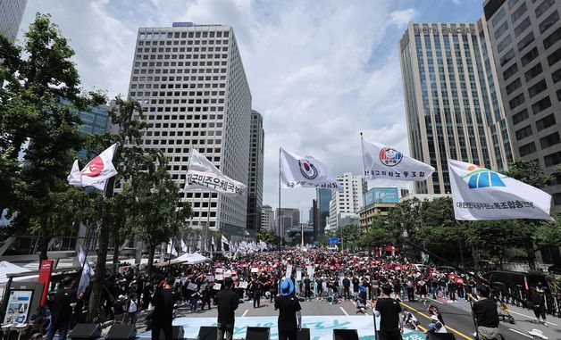 숭례문 앞에 모인 공무원노조, 임금 인상 요구