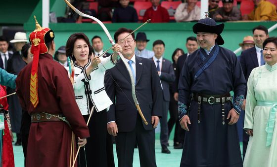 김혜경 여사, 몽골 전통활쏘기 체험