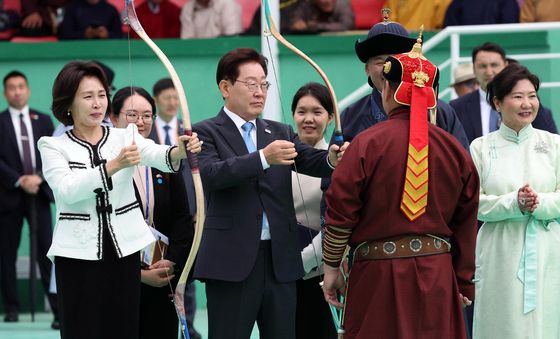 몽골 전통활쏘기 체험하는 이재명 대통령 부부