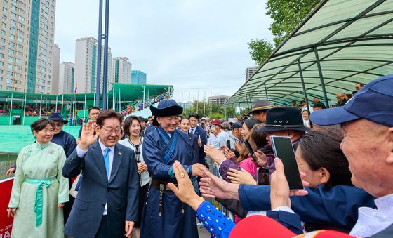 몽골 시민들과 인사하는 이재명 대통령