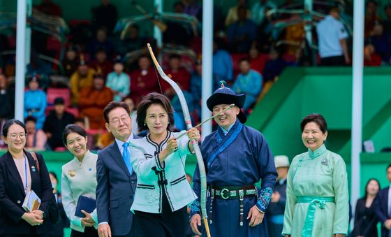 몽골 전통활쏘기 체험하는 김혜경 여사