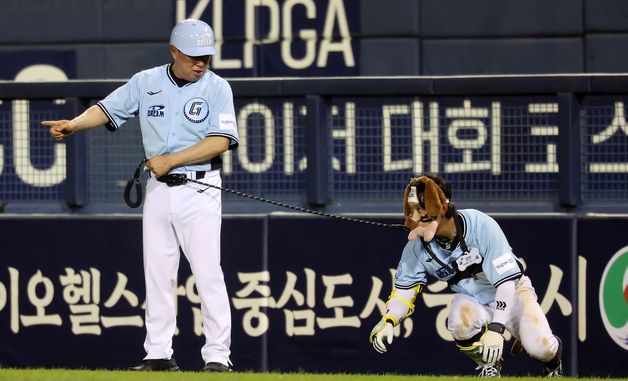 김태형 감독 애완견으로 변신한 황성빈