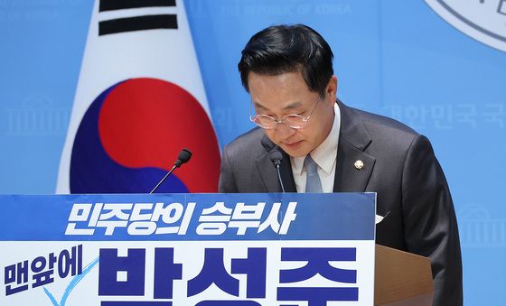 인사하는 박성준 '민주당 최고위원 출마'