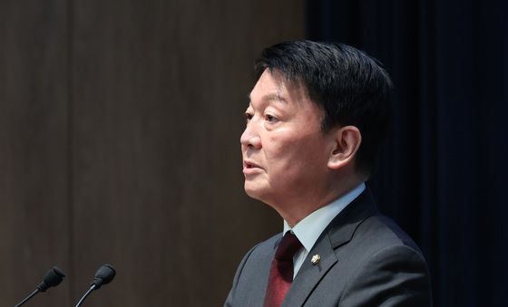 한동훈 복당 반대 기자회견하는 안철수