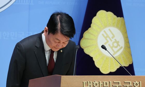 인사하는 안철수