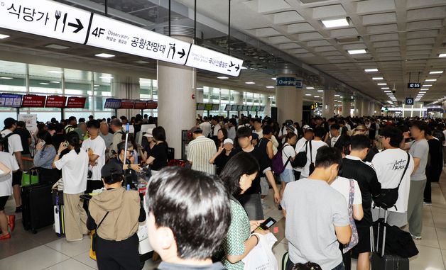 결항 속출 제주공항에 긴 대기 줄
