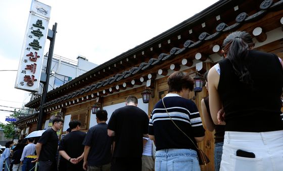 초복 앞두고 삼계탕집 '문전성시'