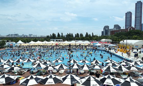 한강수영장 '물반 사람반'