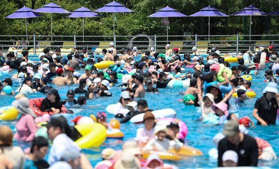 무더위 절정…한강수영장 '북적'