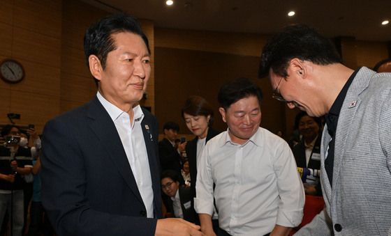 정견 발표에서 만난 정청래·김민석