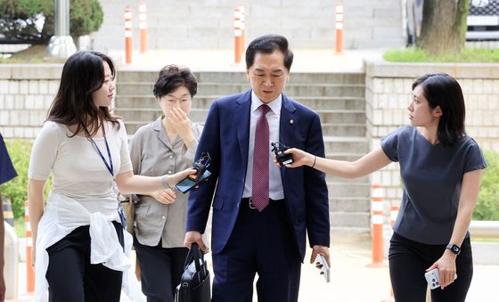 공판 출석하며 취재진 질문 받는 김기현 의원