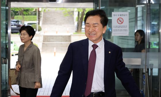 밝은 표정으로 법정 출석하는 김기현 의원