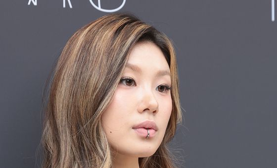 리정, 입술 피어싱 눈길