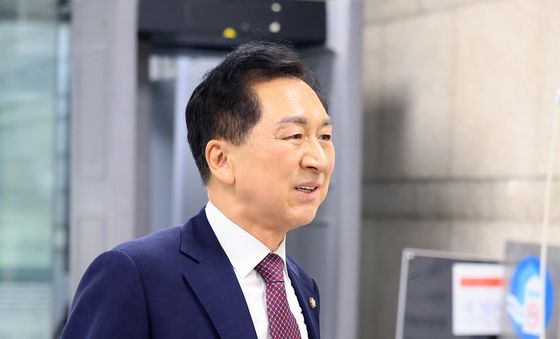 '로저비비에 청탁 혐의' 김기현 의원 법원 출석