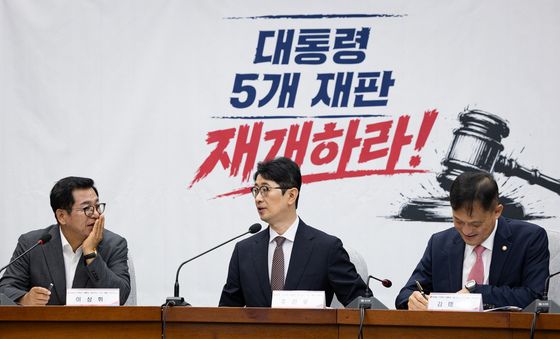 대화 나누는 국힘 이 대통령 재판취소 저지 특위