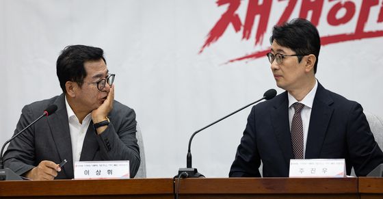 대화 나누는 주진우·이상휘