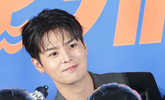 려윤, 첫 스크린 데뷔