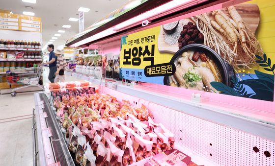 초복 앞두고 삼게탕 재료 할인 행사