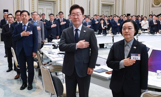 국민의례 하는 이재명 대통령