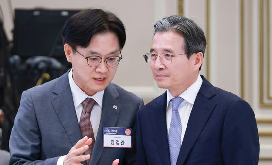 대화하는 김정관 장관·김용범 정책실장