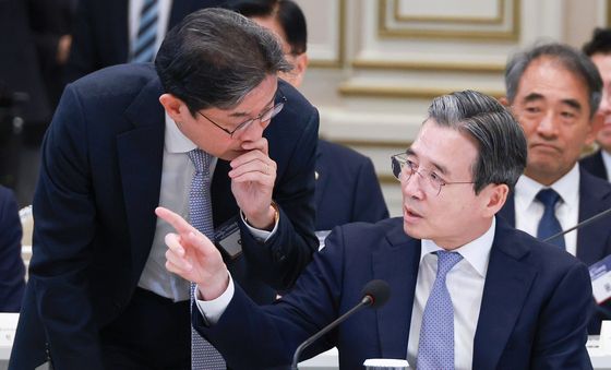 대화하는 김용범 정책실장·이억원 금융위원장