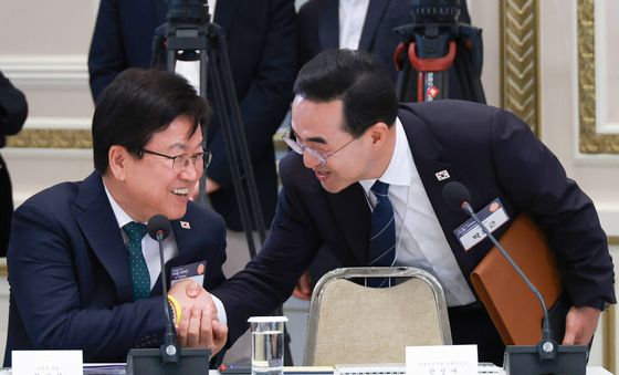 인사 나누는 박홍근·최교진 장관