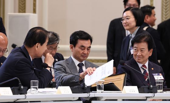국가재정전략회의 참석한 안규백 장관