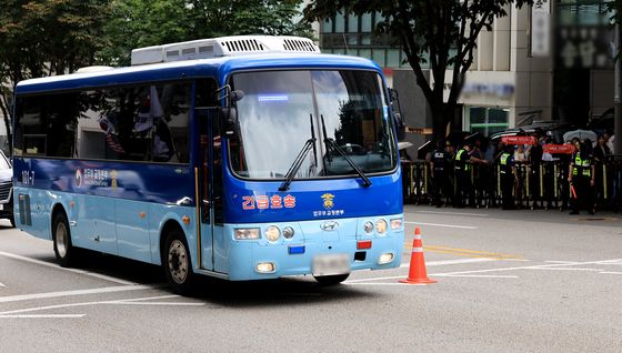법정으로 향하는 윤석열 전 대통령 호송 차량