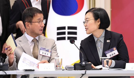 대화 나누는 한성숙 총리·한병도 직무대행
