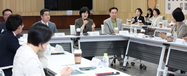 복지 위기가구 지원을 위한 업무협약 인사말 하는 현수엽 복지부 차관