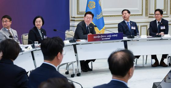 발언 경청하는 이재명 대통령