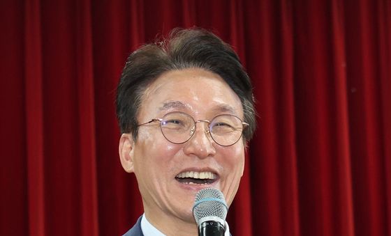 노인위원회 워크숍 참석해 인사말 하는 김민석