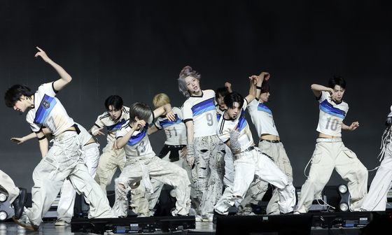 아이덴티티, 시선집중 무대