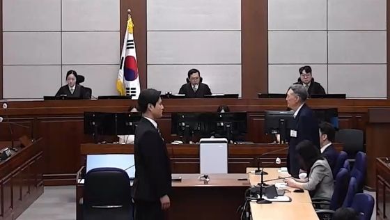 법원, '무상 여론조사' 인정…윤석열 1심 징역 2년