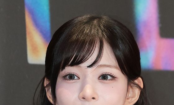프로미스나인 이채영, 사랑스러운 하트