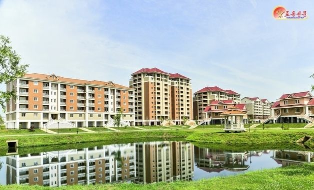 北, 수해지 신의주 '변모' 선전…"새 시대 번영 상징하는 절경"