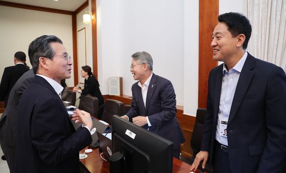 김용범 정책실장과 대화하는 오세훈 시장