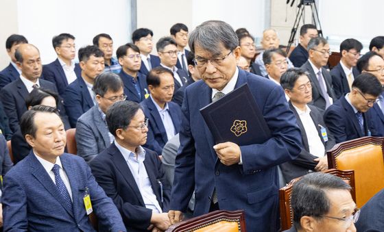 1차 청문회 선서위해 이동하는 노태악 전 중앙선관위원장