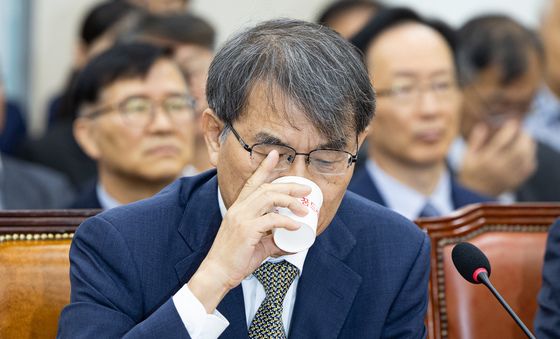 물 마시는 노태악 전 중앙선관위원장