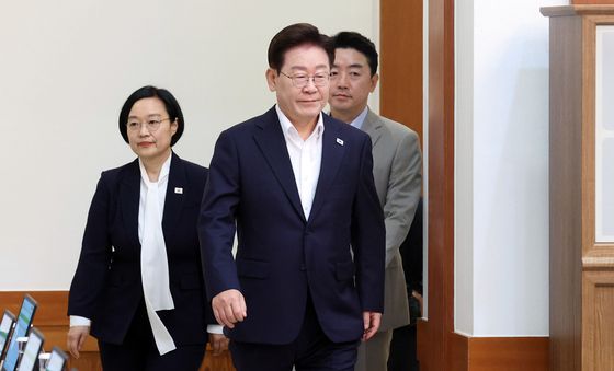 국무회의 참석하는 이재명 대통령